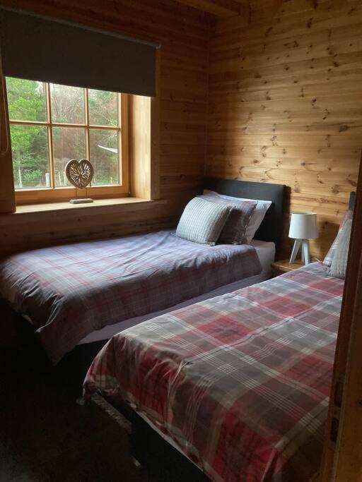 Red Squirrel Log Cabin With Hot Tub Keith Esterno foto