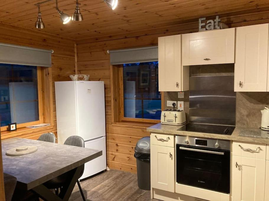 Red Squirrel Log Cabin With Hot Tub Keith Esterno foto