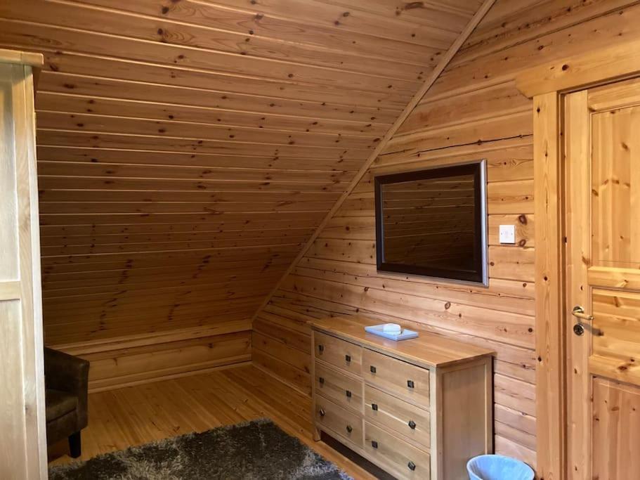 Red Squirrel Log Cabin With Hot Tub Keith Esterno foto