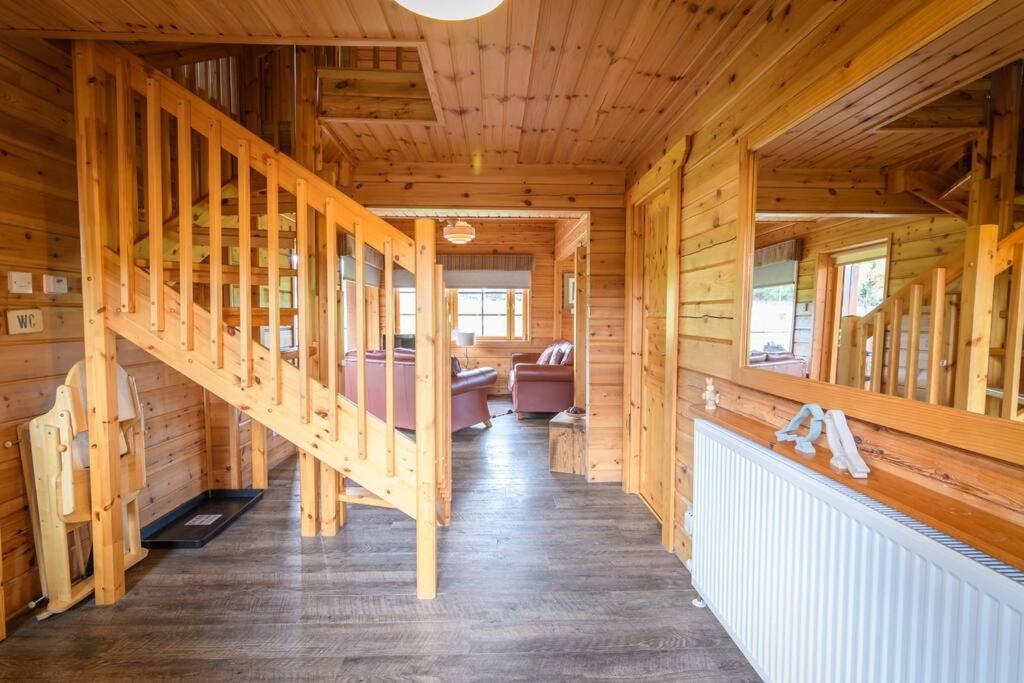 Red Squirrel Log Cabin With Hot Tub Keith Esterno foto