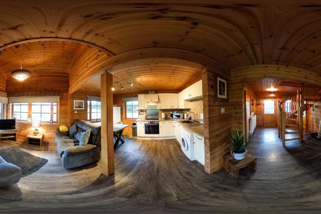 Red Squirrel Log Cabin With Hot Tub Keith Esterno foto